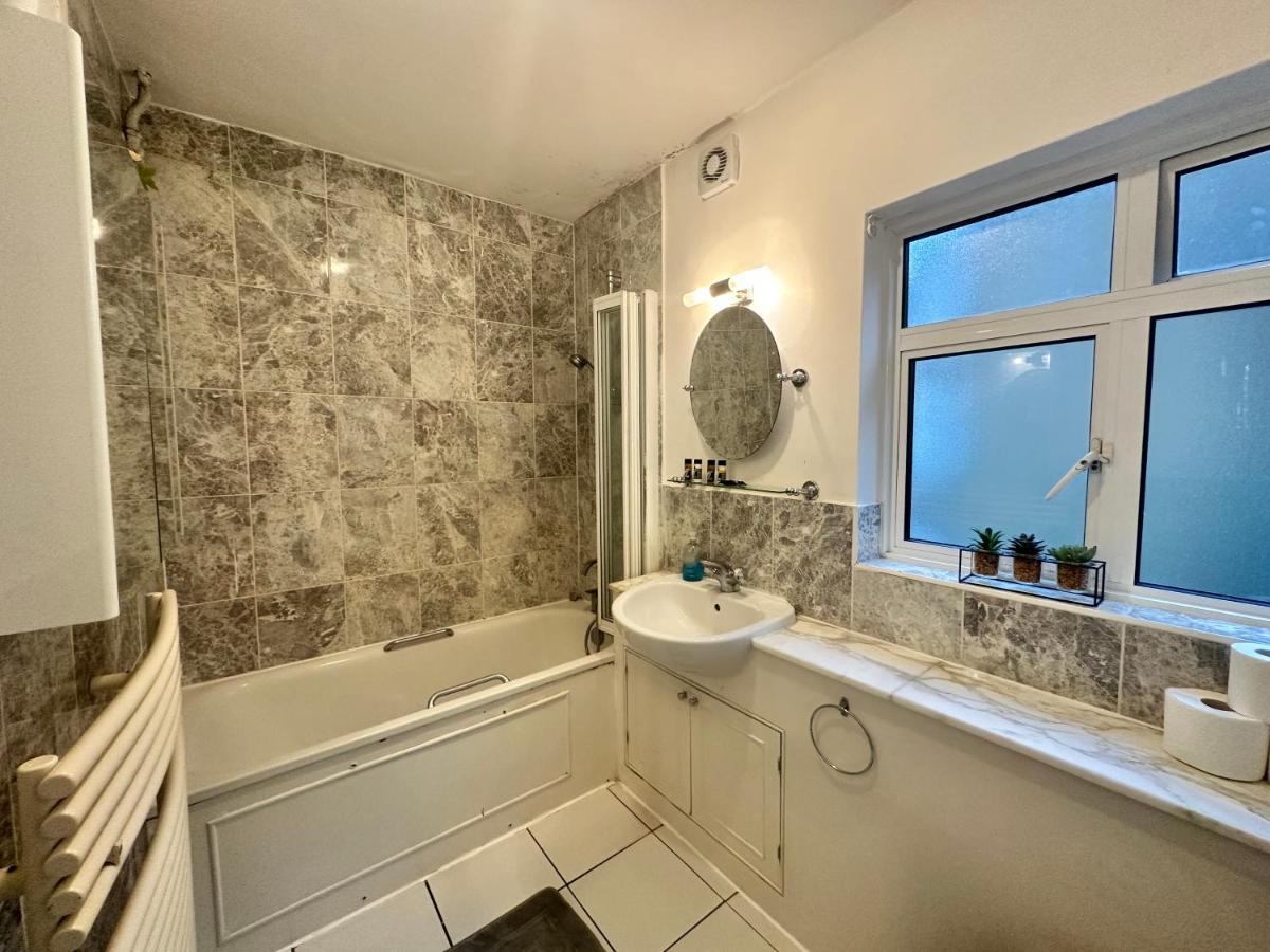 Private Family Apartment, In Victoria Posh Sw1 London Kültér fotó